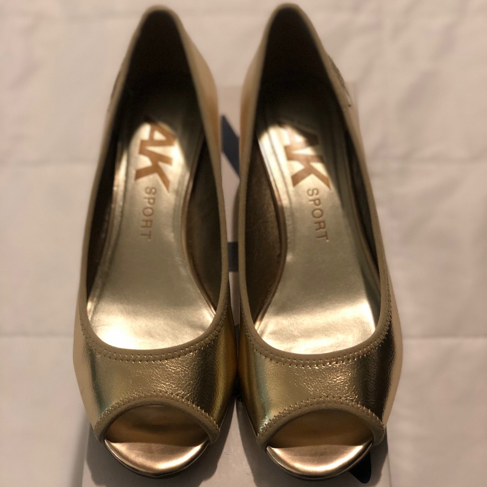 Anne Klein Gold wedge peep toe shoes Sz 8